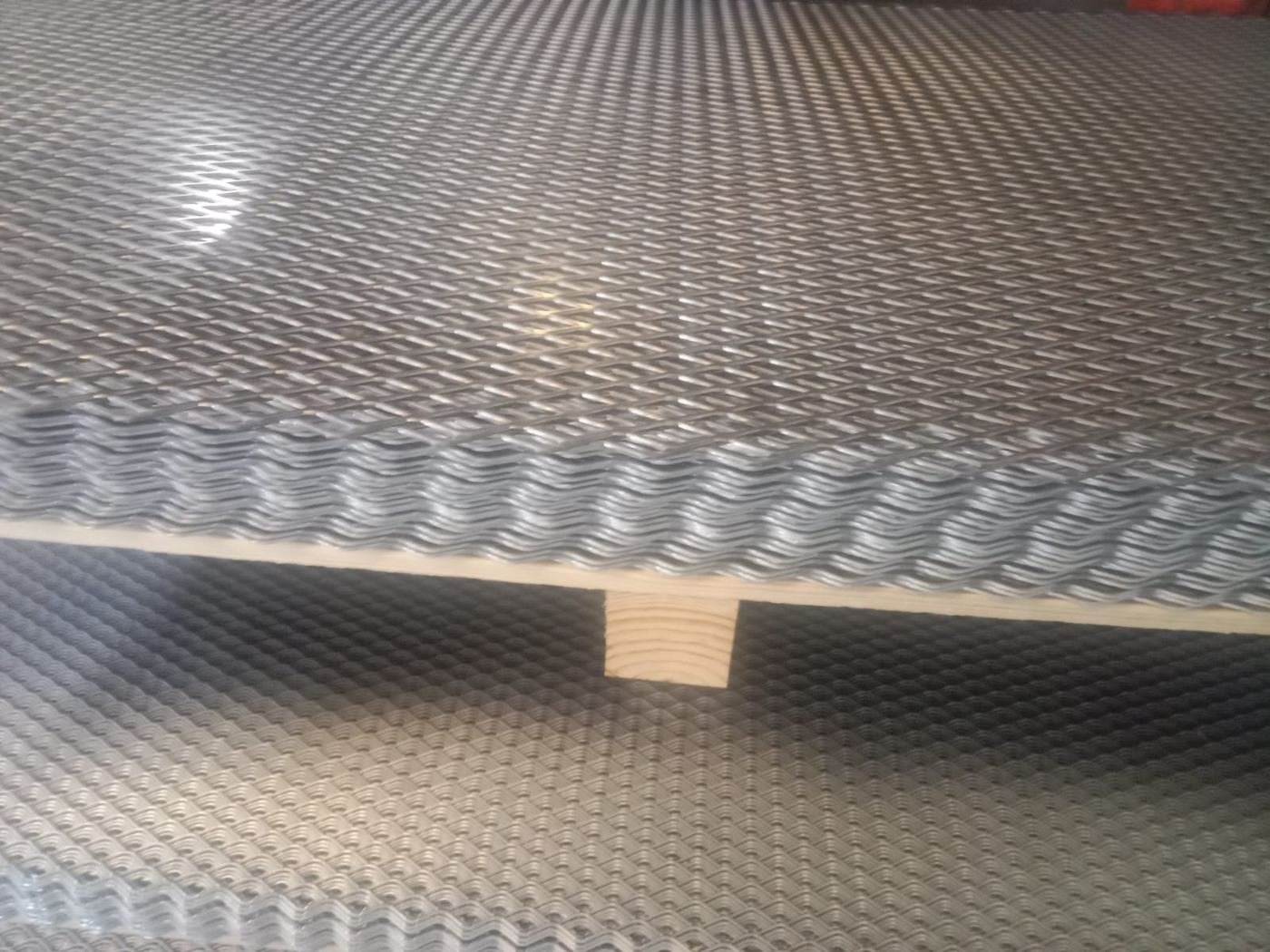 Expanded metal mesh sheet